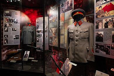 《巨齿鲨2：深渊》发布新预告 8月4日上映